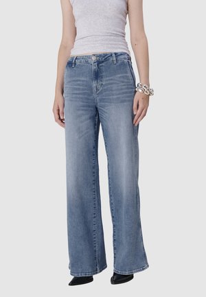 Lichtblauwe wijduitlopende jeans van denim, met een hoge taille, knoopsluiting aan de voorkant en subtiele vervaging op de stof.