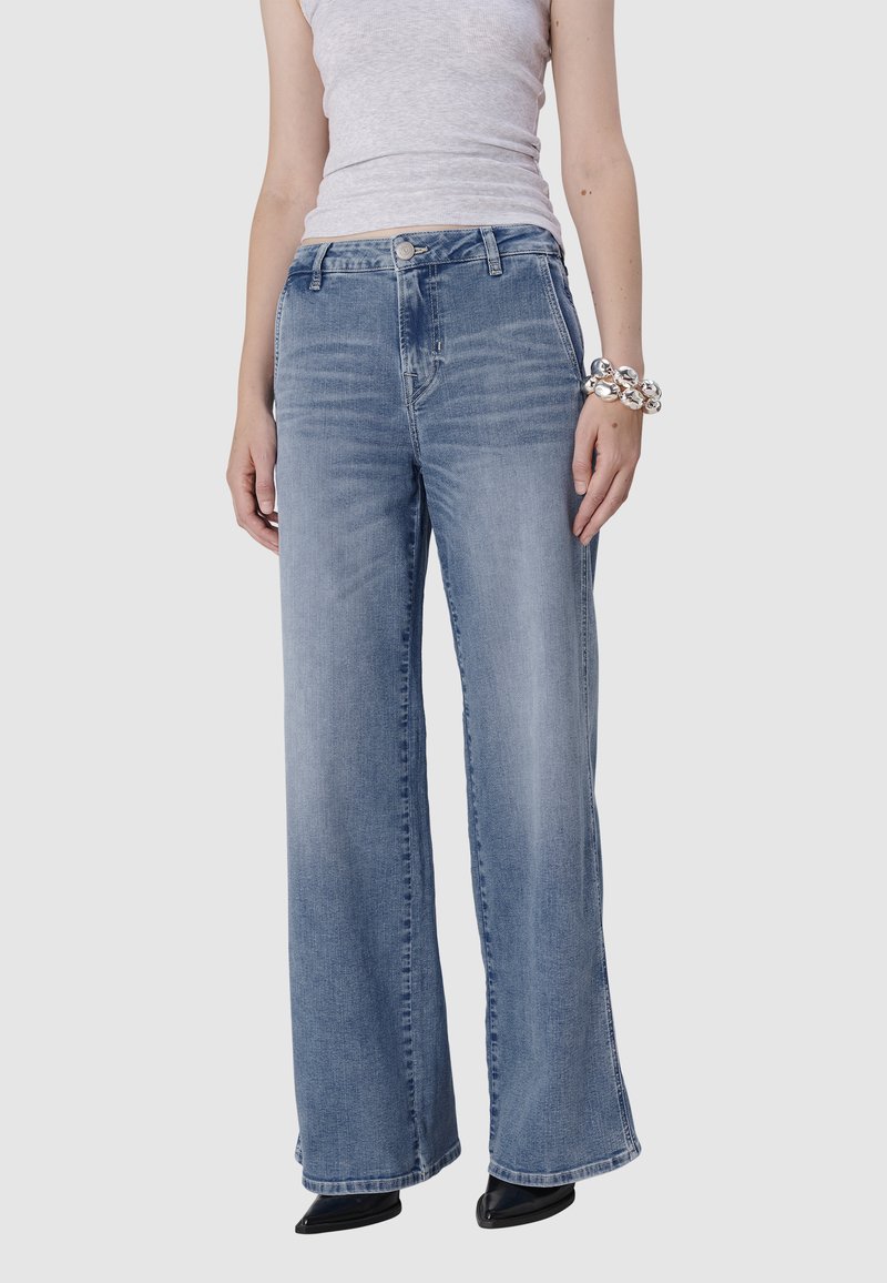 Lichtblauwe wijduitlopende jeans van denim, met een hoge taille, knoopsluiting aan de voorkant en subtiele vervaging op de stof.
