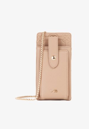 Portafoglio in pelle beige con tracolla a catena, caratterizzato da dettagli floreali goffrati, un pattino anteriore e una chiusura a scatto dorata. Accenti in oro.