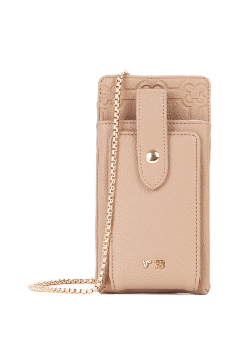 Portafoglio in pelle beige con tracolla a catena, caratterizzato da dettagli floreali goffrati, un pattino anteriore e una chiusura a scatto dorata. Accenti in oro.