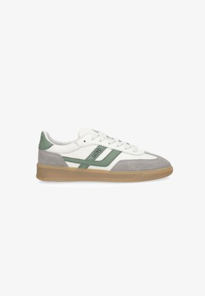 Witte en grijze lage sneaker met groene zijstrepen, beige zool, vetersluiting en "LLOYD"-branding aan de zijkant.