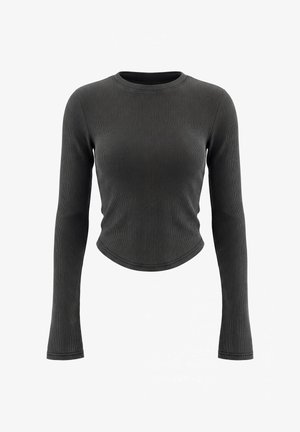 Top tricotat cu mânecă lungă, gri închis, cu model tip plasă, guler rotund și tiv ușor curbat în talie.