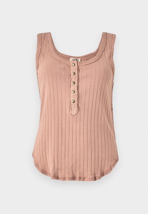 Ribbete, ermeløs topp i dempet rosa, med rund halsutringning og en knappestolpe med fem metallknapper foran. Mykt stoff.
