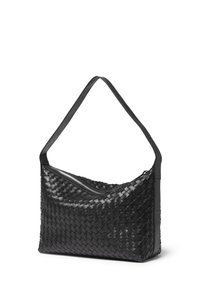 Svart vävd läderaxelväska med en enkel rem, med en dragkedjestängning och en texturerad yta.