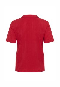 Rotes, geripptes Polohemd mit klassischem Kragen und kurzen Ärmeln. Der Stoff hat eine strukturierte Optik, die das Design betont.