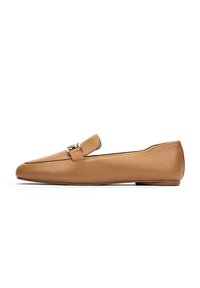 Mocassins en cuir tan avec un design à bout pointu, dotés d'une sangle décorative et d'une boucle. Texture lisse et style minimaliste.