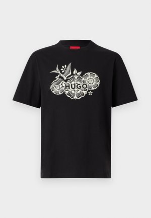 Μαύρο κοντομάνικο T-shirt με λευκό λουλουδένιο σχέδιο και πουλί που περιβάλλει τη λέξη «HUGO» στο κέντρο του στήθους.