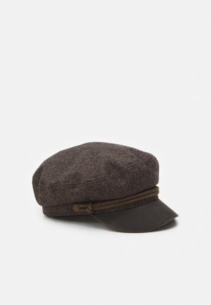 Bruine stoffen pet in nieuwsboys-stijl met een korte leren klep en een gevlochten koorddetail boven de klep, op een witte achtergrond.