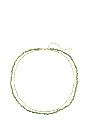 Doppellagige Halskette mit einer Goldkette und einer grünen Perlenkette, mit goldenem Verschluss und Verlängerungskette mit kleinem Anhänger.