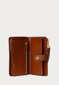 Καφέ δερμάτινο πορτοφό�λι με θήκη με φερμουάρ, θήκες για κάρτες και χρυσή διακόσμηση λογότυπου. Διαθέτει κούμπωμα με κουμπί και λουρί για τον καρπό για ευκολία.