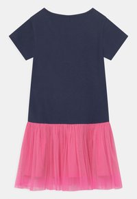 Marineblaues Baumwollkleid mit kurzen Ärmeln und einem rosa Tüll-Rüschensaum. Der Oberteil ist einfarbig, während der Rock aus geschichtetem, transparentem Stoff besteht.