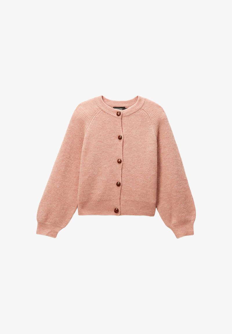 Cardigan tricoté rose clair avec des manches raglan, un col rond et sept boutons marron sur le devant. Texture douce, design court.