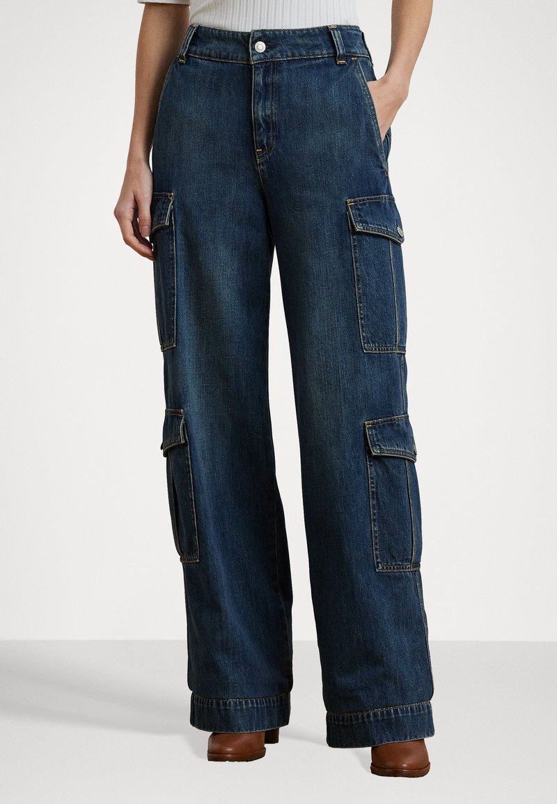 Denim cargo bukser i mørkeblå med en afslappet pasform, der har flere sidelommer, en knaplukning og en lige ben-design.
