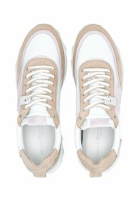 Białe i beżowe sneakersy z mieszanką skóry i zamszu, okrągły nosek, białe sznurówki i minimalistyczne logo na wkładkach.