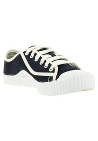 Zapatilla de lona azul marino con suela de goma blanca, puntera redonda y cierre de cordones blancos. Presenta costuras laterales en contraste y suela texturizada.