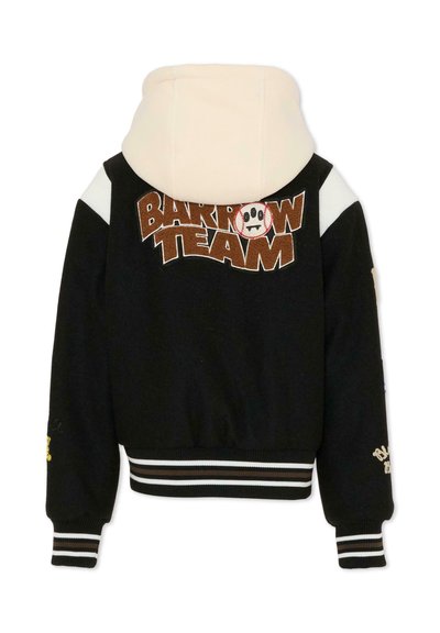 Giacca nera con cappuccio crema, con la scritta "BARROW TEAM" ricamata in marrone sul retro, orlo a righe a coste e maniche dettagliate.
