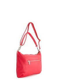 Rote Leder-Schultertasche mit doppelten Tragegurten. Verfügt über eine vordere Reißverschlusstasche, glatte Textur und rechteckige Form. Robuste Hardware-Akzente.
