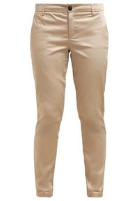 Pantalon beige ajusté en tissu lisse ; comporte une fermeture à bouton et des poches avant. Aucune motif ou ornement visible.