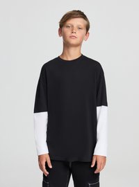 Czarny T-shirt z krótkim rękawem, z białymi długimi rękawami. Wykonany z bawełny, o luźnym kroju i prostym wzorze. Bez widocznych wzorów ani ozdób.