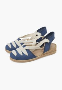 Modré plátěné espadrilové sandály s vzorovanými křížovými popruhy, pletenou jutu podrážkou a otevřeným designem na patě. Krémové popruhy kontrastují s modrým materiálem.