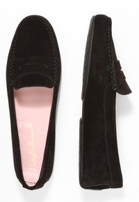 Schwarze Wildleder-Slipper mit gesticktem Design, flacher Sohle und runder Zehenpartie. Das Innere verfügt über eine rosafarbene Einlegesohle mit goldener Markenprägung.