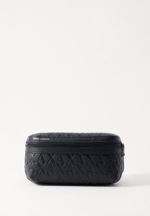 Trousse zippée en cuir matelassé noir avec motif embossé "A" et logo "Armani Exchange" sur le bord supérieur.