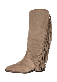 Bota alta hasta la rodilla de ante color canela con detalles de flecos a lo largo del lado exterior, puntera puntiaguda y tacón bajo apilado. Textura suave en toda la superficie.