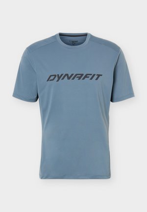 Blaues T-Shirt mit kurzen Ärmeln und Rundhalsausschnitt, mit dem Schriftzug "DYNAFIT" in fetten schwarzen Buchstaben quer über der Brust.