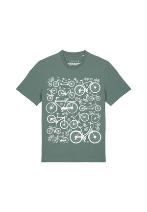 Groen T-shirt met korte mouwen met witte fietsillustraties van verschillende types en maten gedrukt op de voorkant.