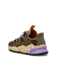 Scarpa da trail con stampa leopardata, sovrapposizioni in suede marrone e oliva, suola intermedia beige maculata, tallone viola e lacci viola.