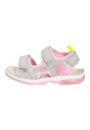 Dziecięcy sandał z odkrytymi palcami w kolorze szarym i różowym, z regulowanymi paskami, siateczkowymi bokami, dekoracją w kształcie gwiazdy i żółtą pętelką na pięcie.