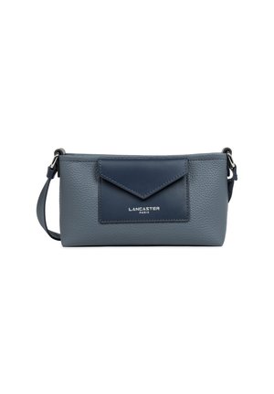 Pochette en cuir texturé bleu avec un poche avant de style enveloppe et le logo "Lancaster Paris", dotée d'une bandoulière amovible.