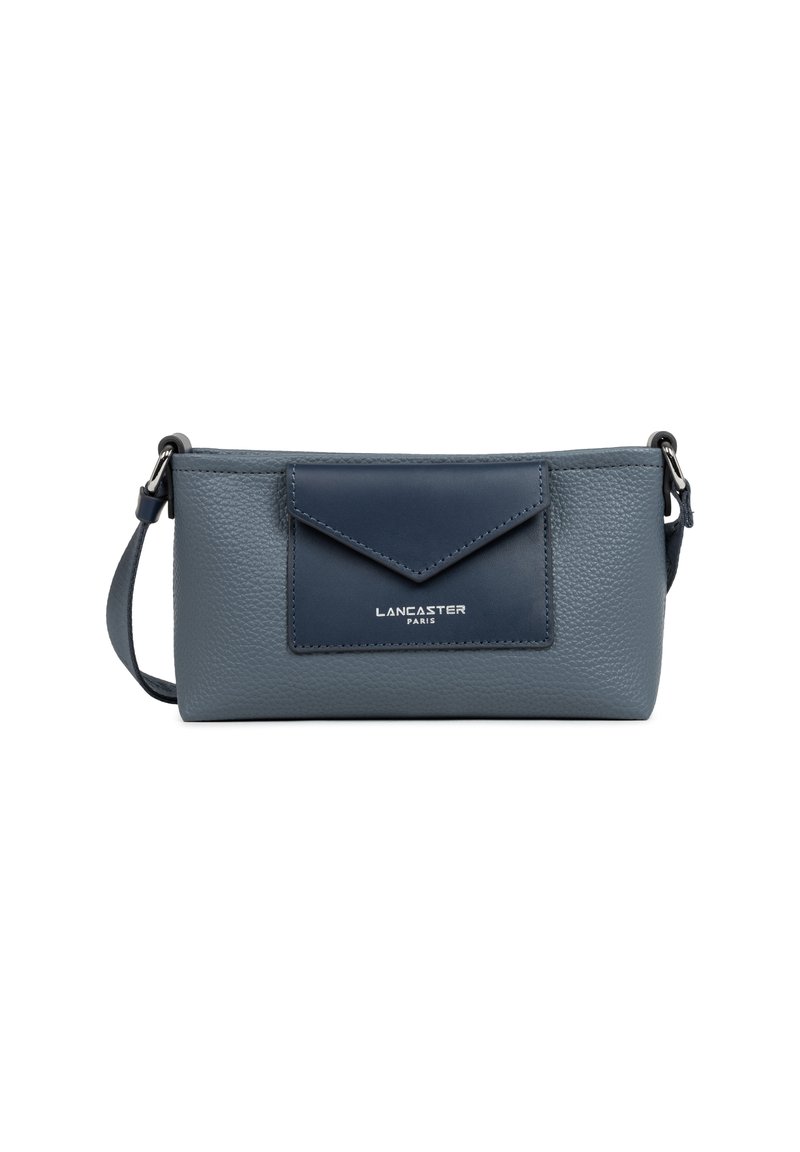 Blauwe leren clutch met textuur, met een envelopstijl voorvak en het "Lancaster Paris" logo, voorzien van een afneembare schouderriem.
