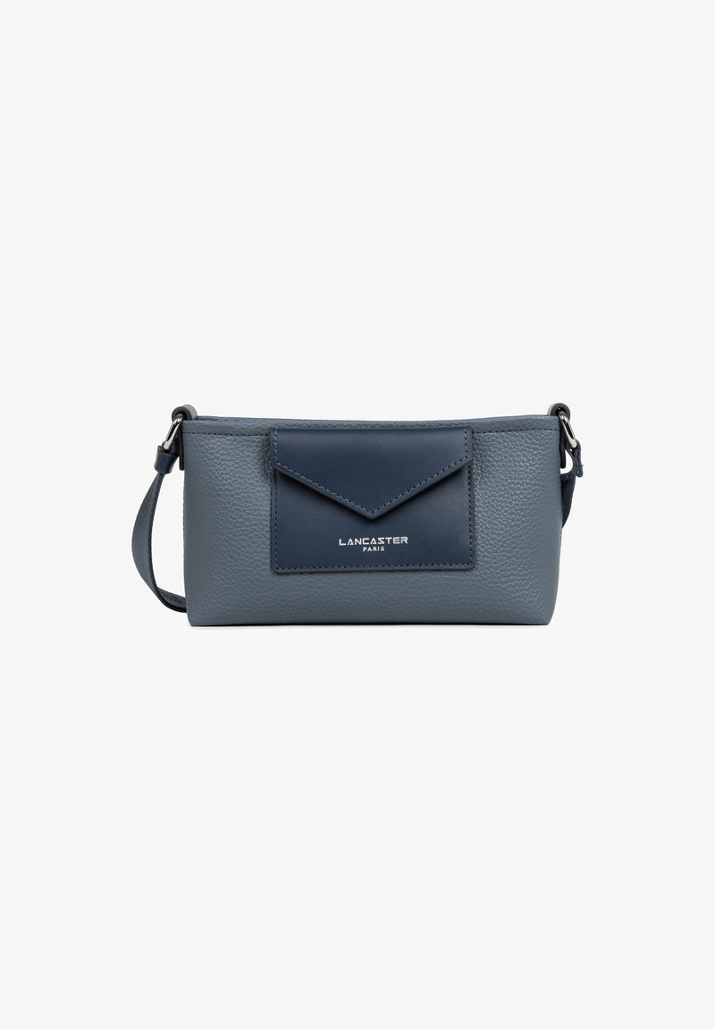 Pochette en cuir texturé bleu avec un poche avant de style enveloppe et le logo "Lancaster Paris", dotée d'une bandoulière amovible.