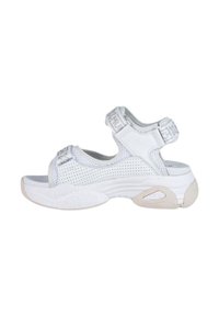 Las sandalias deportivas blancas presentan un diseño de malla, correas ajustables y una suela de goma gruesa con acentos texturizados para ofrecer agarre y soporte.