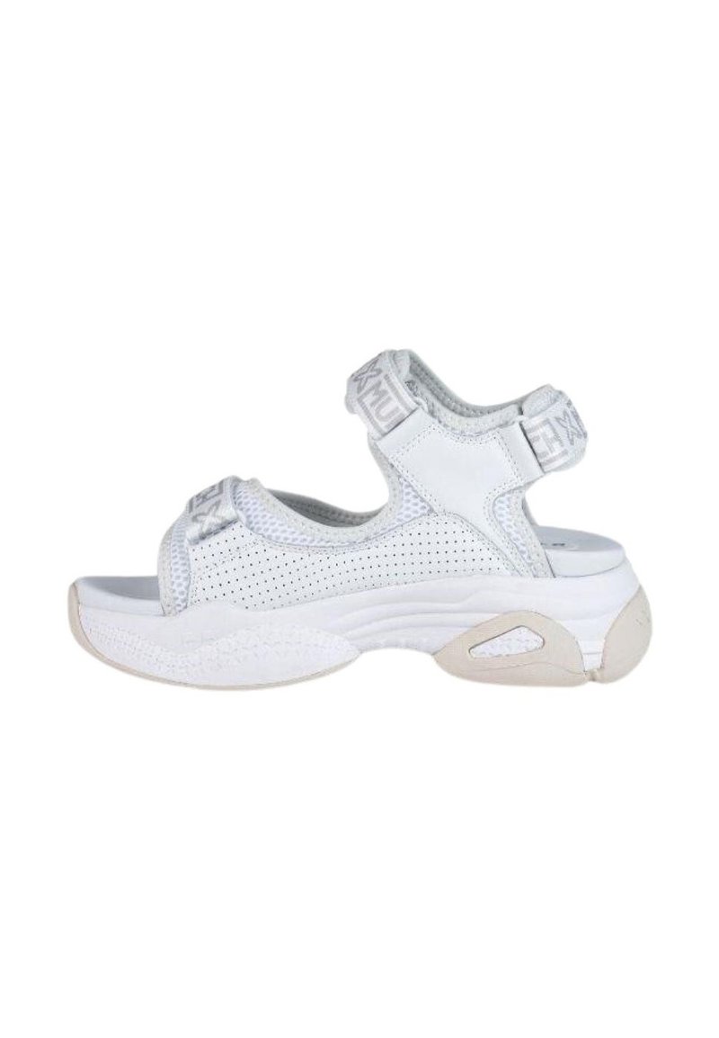 Las sandalias deportivas blancas presentan un diseño de malla, correas ajustables y una suela de goma gruesa con acentos texturizados para ofrecer agarre y soporte.