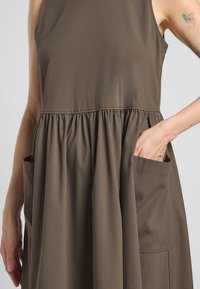 Jack Wolfskin SIOMA W - Freizeitkleid - cold coffee
