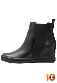 Zwarte enkellaarsjes met een slank lederen ontwerp, elastische zijpanelen en een gestructureerde rubberen zool. Voorzien van een lusje aan de achterkant.