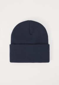 Gorro de punto azul marino con vuelta, hecho de una suave tela texturizada, que presenta una parte superior redondeada y un diseño minimalista.