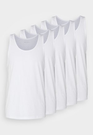 Cinq débardeurs en coton blanc avec de larges bretelles et des encolures arrondies. Le tissu semble lisse et léger, adapté pour un port décontracté.