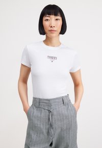 Tommy Jeans ESSENTIAL LOGO - Marškinėliai su spaudiniu - white