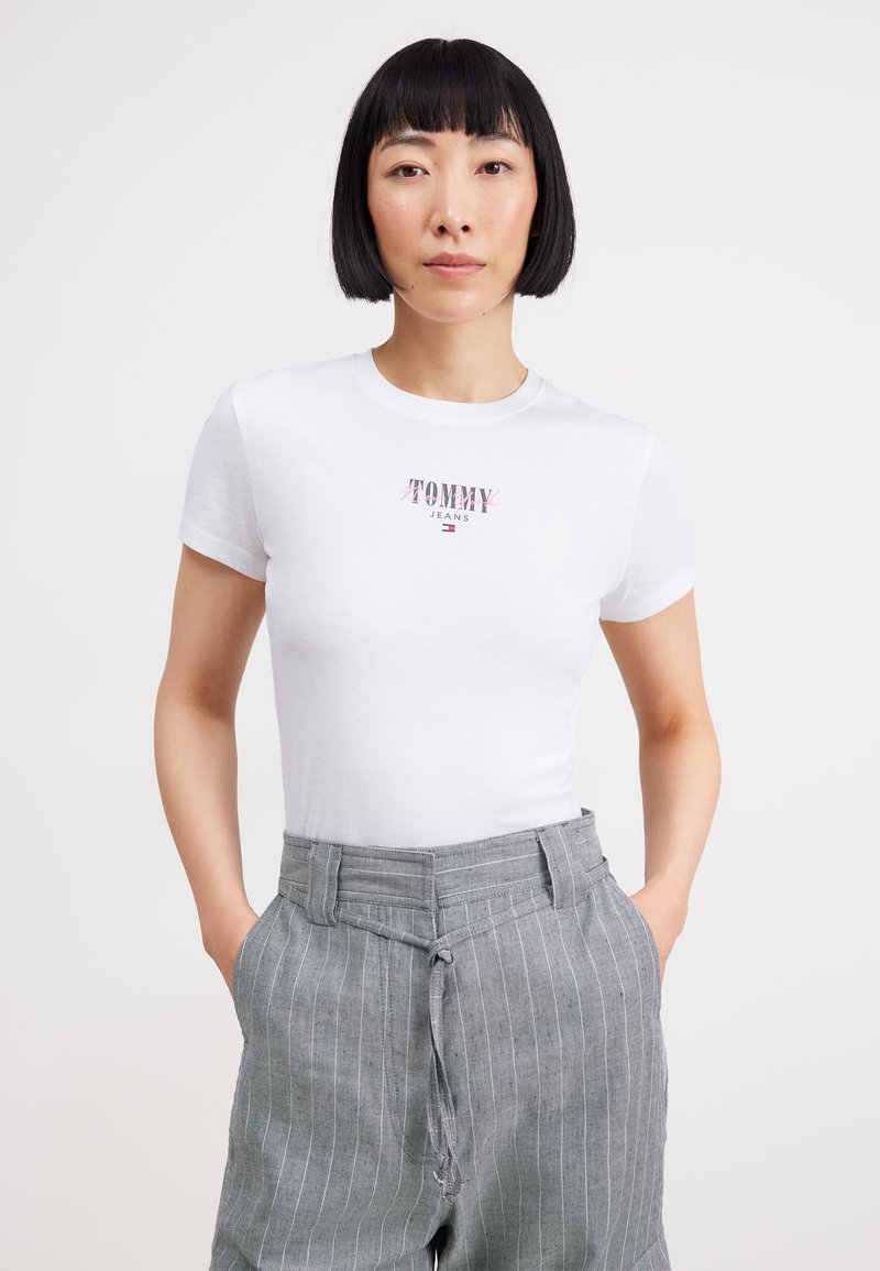 Tommy Jeans ESSENTIAL LOGO - Marškinėliai su spaudiniu - white