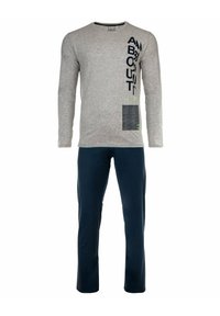 Grijze langemouwen T-shirt met tekst en designelementen; gecombineerd met marineblauwe broek. De stof lijkt zacht en casual.