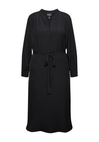Vestido negro de tejido suave, con mangas largas, escote en V, puños elásticos, cinturón en la cintura y una silueta recta.