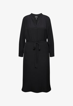 Černé šaty z hladké tkaniny, s dlouhými rukávy, výstřihem do V, elastickými manžetami, páskem v pase a rovnou siluetou.