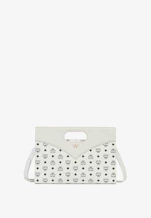 Sac à main en cuir blanc au design structuré, doté d'une grande poignée découpée, d'une impression de logo et d'une bandoulière réglable. Accentué par des détails en métal doré.
