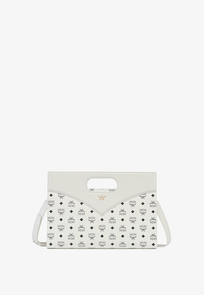 Weißes Lederhandtasche mit strukturiertem Design, ausgestattet mit einem großen ausgestanzten Griff, Logo-Print und verstellbarem Riemen. Akzentuiert mit goldenen Beschlägen.