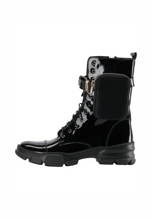 Melnas lakotas ādas augstās zābakus ar masīvu zoli, ar saišu priekšpusi, metāla acīm un sānu kabatu, kas pievienota ar rāvējslēdzēju.