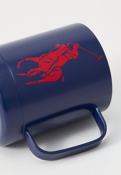 Marineblaue Keramiktasse mit einem roten Polo-Spieler-Graphic. Verfügt über einen gebogenen Henkel und eine glatte, glänzende Oberfläche. Robustes Design für den täglichen Gebrauch.