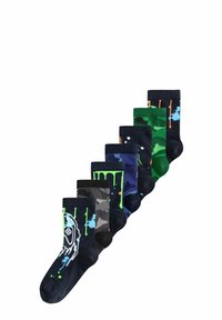 Set di sette calze con varie fantasie, tra cui motivi mimetici, accenti splatter e un logo. I colori includono blu navy, verde, nero e grigio.